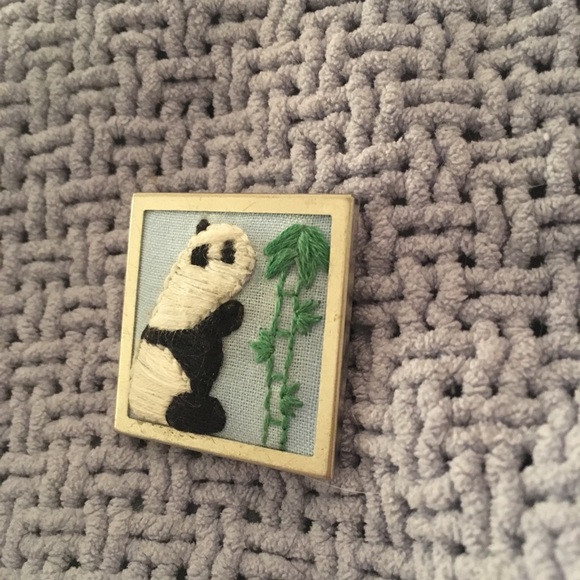 Panda and bambou brooch embroidery - Picture 4 of 5